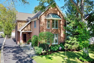 312 E Woodland Rd, Lake Bluff, IL 60044