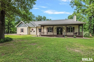 904 E Roodhouse Rd, Roodhouse, IL 62082