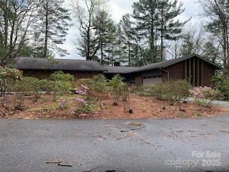 101 Lakemont Dr, Flat Rock, NC 28731