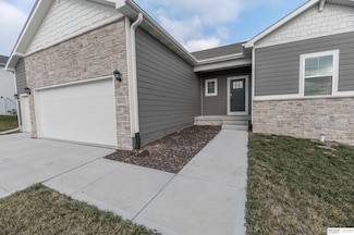 6412 Clear Creek St, Bellevue, NE 68157