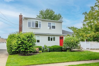 2679 W Alder Rd, Bellmore, NY 11710
