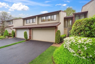 98 Foxwood Dr, Jericho, NY 11753