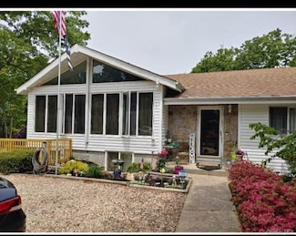 37 Knollcrest Ave, Farmingville, NY 11738