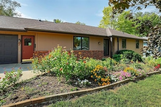 7 Independence St, Pella, IA 50219