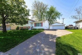 315 W Cedar Lane Dr, Walcott, IA 52773