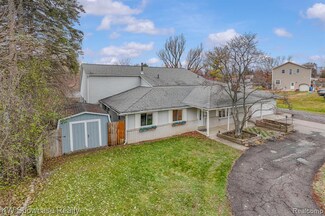 1933 Big Trail Rd, Commerce Township, MI 48390