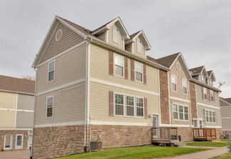 15230 Greenbelt Dr, Urbandale, IA 50323