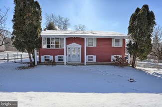 4 Oakshire Dr, Hummelstown, PA 17036