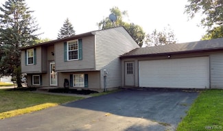 40 Woodgate Dr, Buffalo, NY 14227