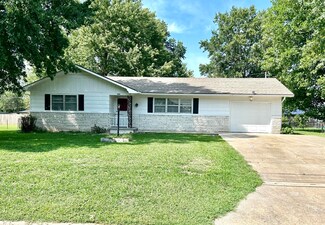 1403 E Division St, Bolivar, MO 65613