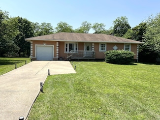 34 Wards Ln, Bellport, NY 11713