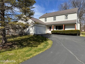 818 Huntingdon Dr, Schenectady, NY 12309