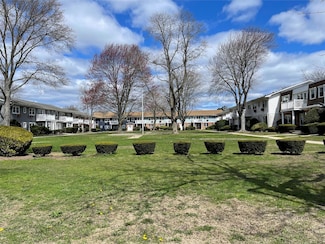 5 B Hemlock Dr Unit 101, Bay Shore, NY 11706