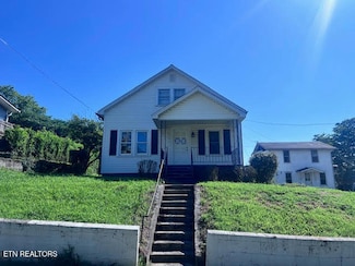 905 Queen Ave NW, Harriman, TN 37748