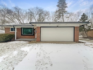 29743 Chelmsford Rd, Southfield, MI 48076
