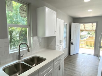 313 S 3rd St, La Porte, TX 77571