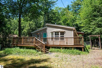 13121 N Knollwood Dr, Northport, MI 49670