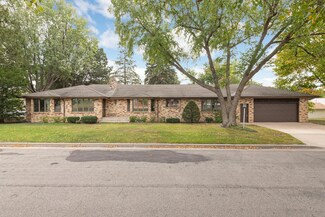 662 Cottage Ave E, Saint Paul, MN 55106