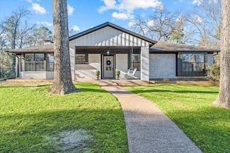 1901 E Lake Dr, Huntsville, TX 77340