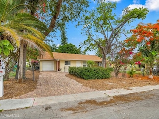 1320 Barbizon Ln, Naples, FL 34104