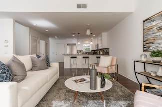 5050 Cahuenga Blvd, North Hollywood, CA 91601