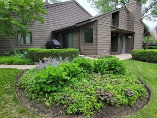 63 Lakewood Cir, Saint Charles, IL 60174