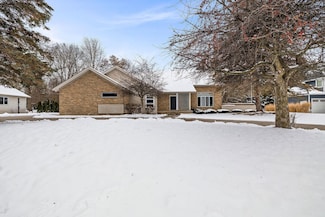 5609 Pondview Dr, Midland, MI 48640