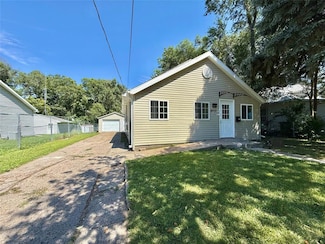 2011 E 23rd St, Des Moines, IA 50317