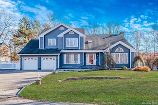 10 Cori Ln, Bohemia, NY 11716