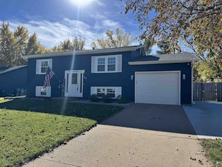 909 Brentwood Ave, Hastings, NE 68901