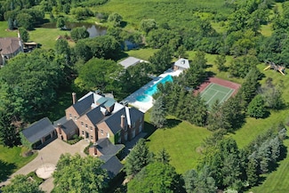 5 Broadleys Ct, Bannockburn, IL 60015