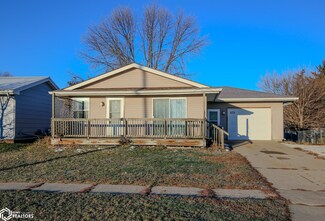 824 S 13th St, Nevada, IA 50201