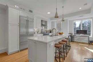 157 8th St, Hoboken, NJ 07030
