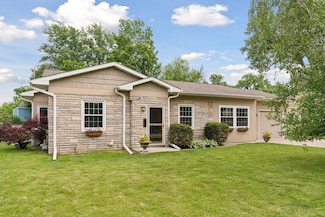 105 Ridgewood Dr, Hopkins, MN 55343