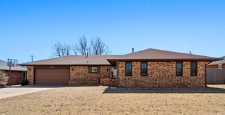 572 Sunset Dr, Watonga, OK 73772