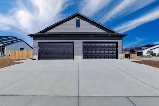 5250-5252 Pinecrest Ct N, Bel Aire, KS 67226