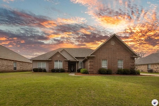 137 Corley Cir, Wake Village, TX 75501