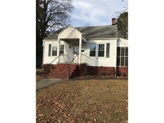 412 6th St, Blackstone, VA 23824