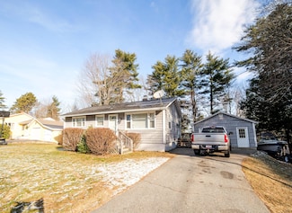 8 Roberta St, Farmingdale, ME 04344