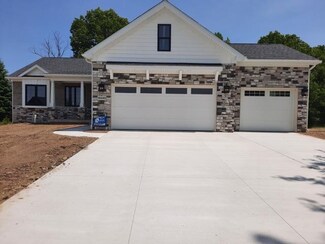 16445 Sleepy Hollow Dr, Fenton, MI 48430