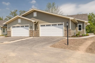 20970 Gray St, Lannon, WI 53046