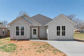 711 3rd St, Bridgeport, TX 76426