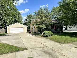 424 Hilltop Rd, Ames, IA 50014