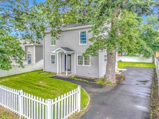 50 W Smith St, Amityville, NY 11701