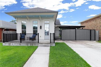 2028 Charles Dr, Chalmette, LA 70043