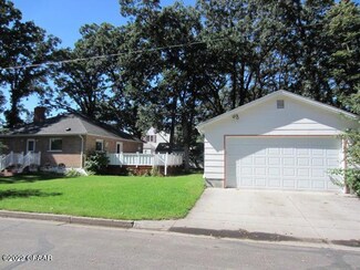 106 Park St E, Cavalier, ND 58220