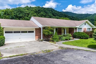 2615 Greenbrier Dr, Hinton, WV 25951