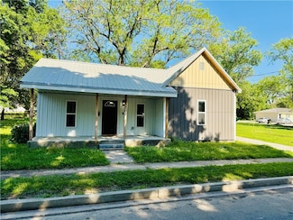 702 N Cedar St, Nevada, MO 64772