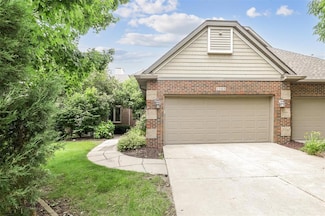 1069 Glen Oaks Dr, West Des Moines, IA 50266