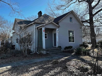 402 S Main St, Benton, IL 62812